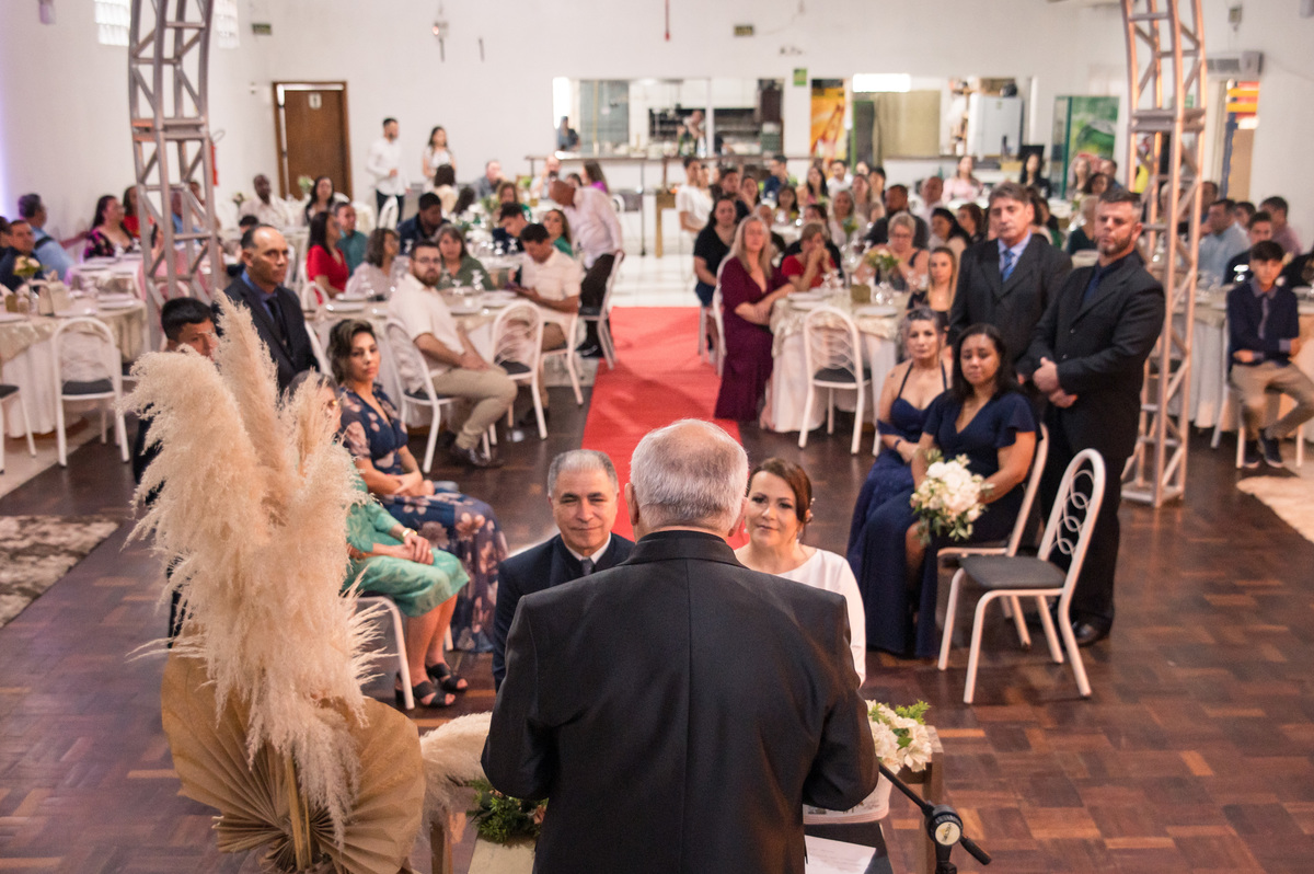 casamento - pastor, noivos e convidados