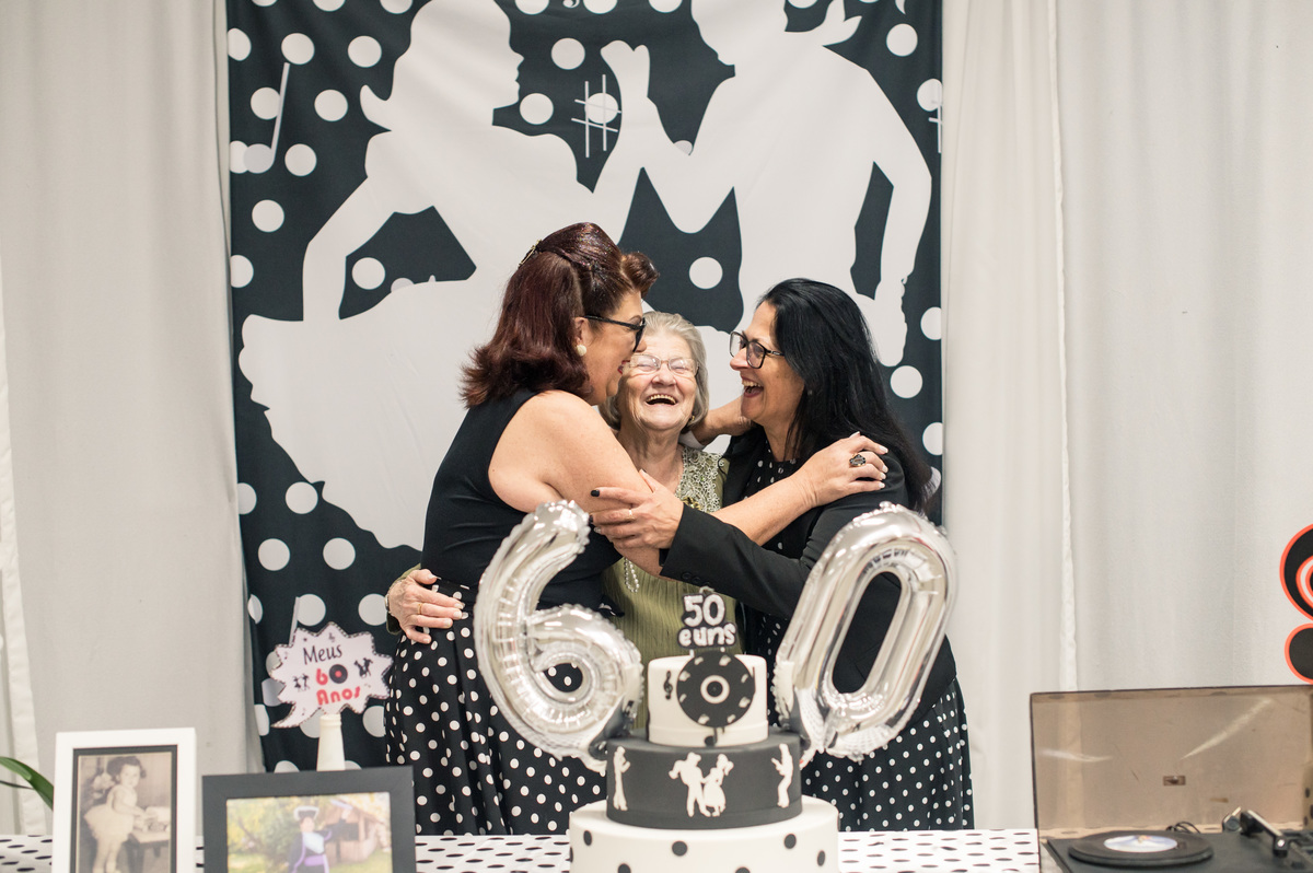 Foto de irmãs com a mãe