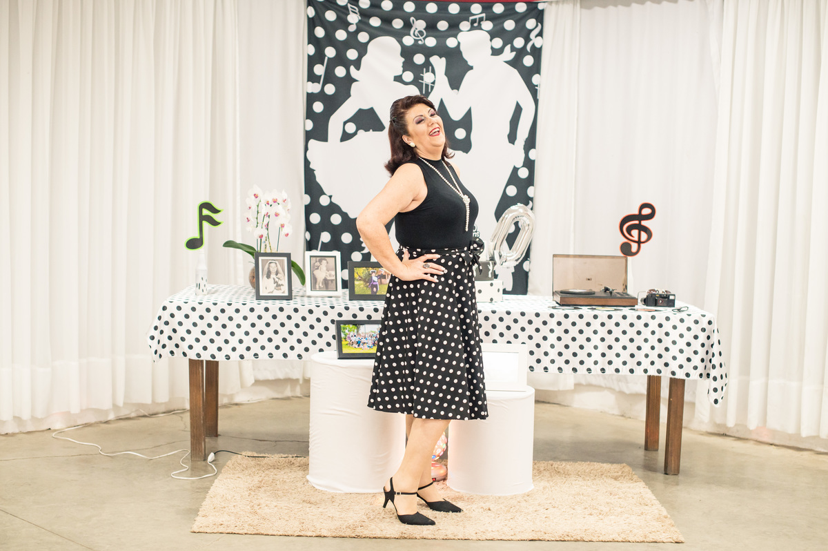 foto da aniversariante na mesa decorada anos 60