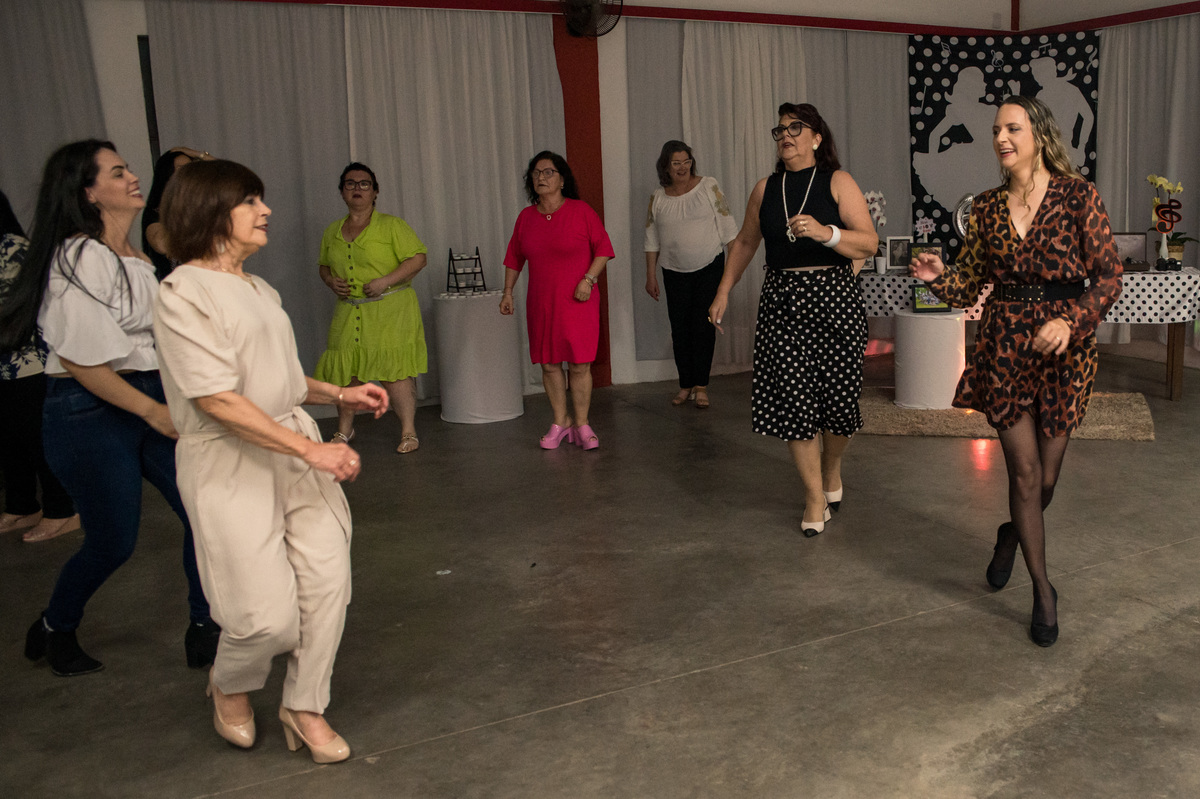 hora da festa, pessoas dançando