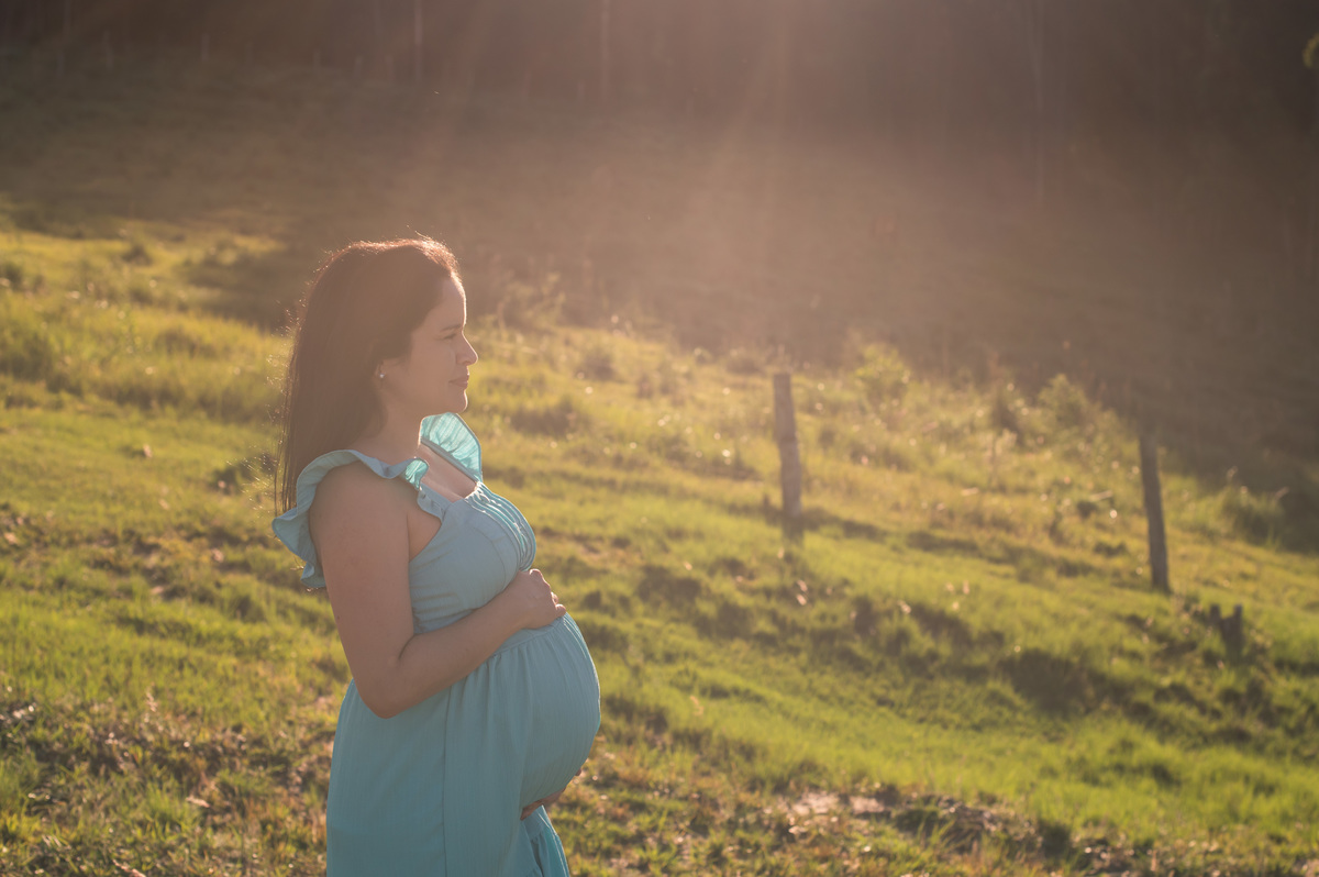 Ensaio de gestante da chácara - foto com flare, contra luz, gestante abraçando a barriga