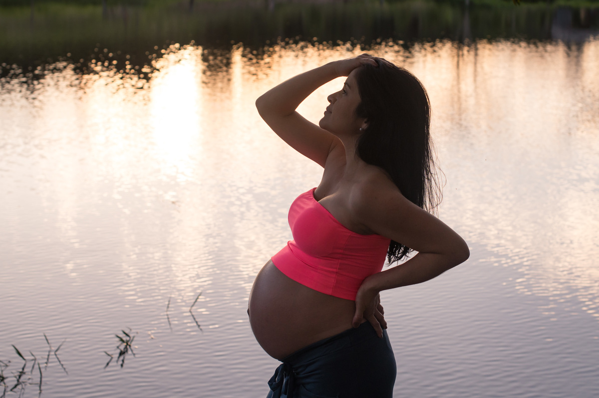 Ensaio de gestante da chácara foto de perfil contraluz