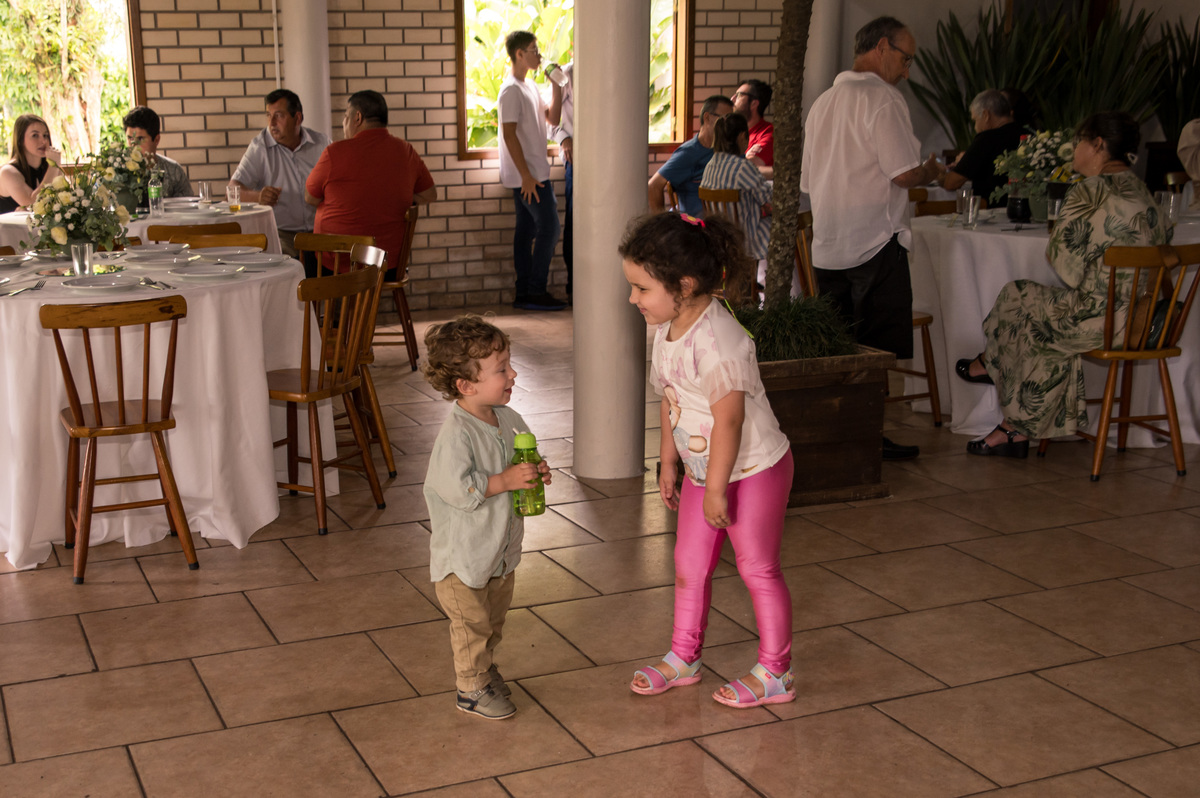 Festa de Confirmação - crianças brincando, família conversando