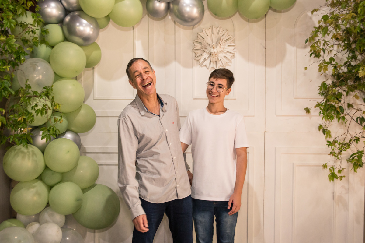 Festa de confirmação - foto do confirmando com o pai na decoração