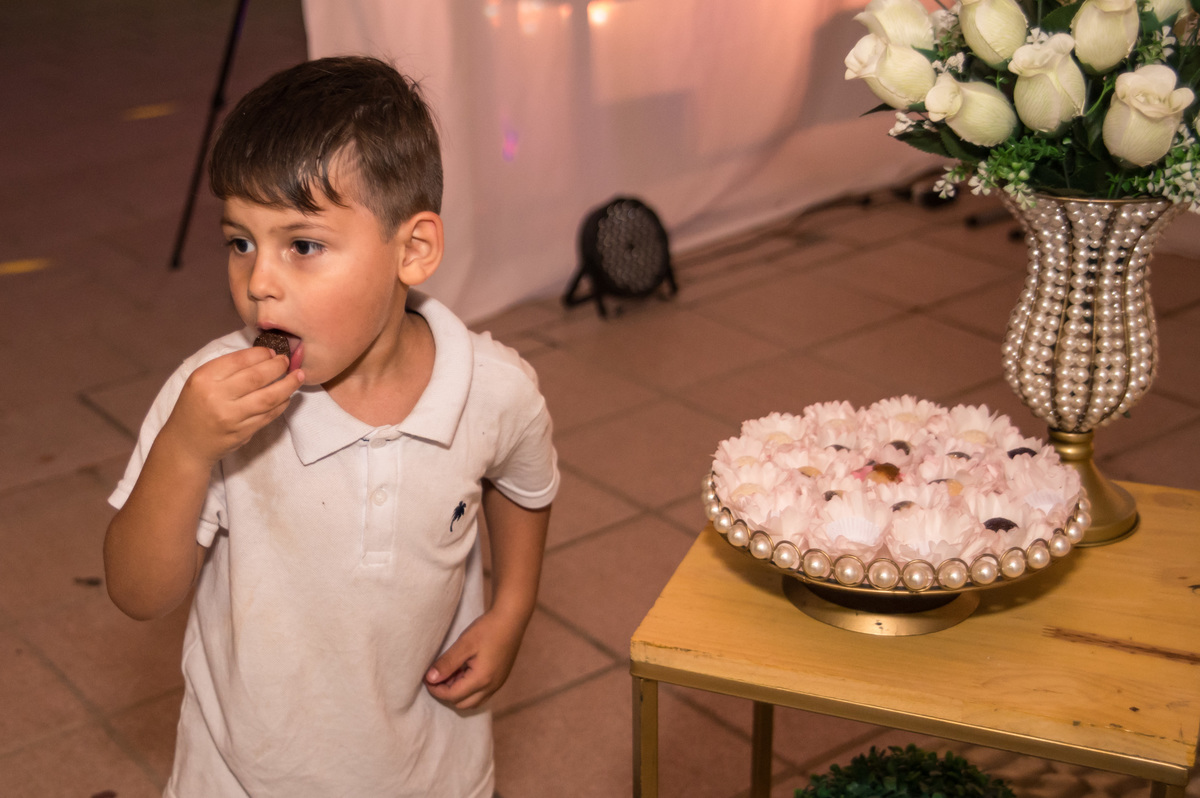 criança roubando docinho da mesa