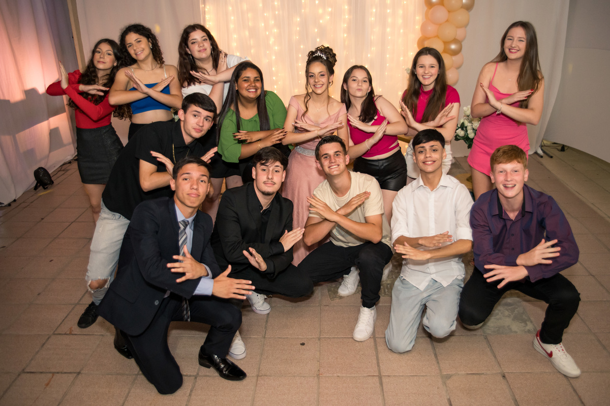 foto da debutante com amigos