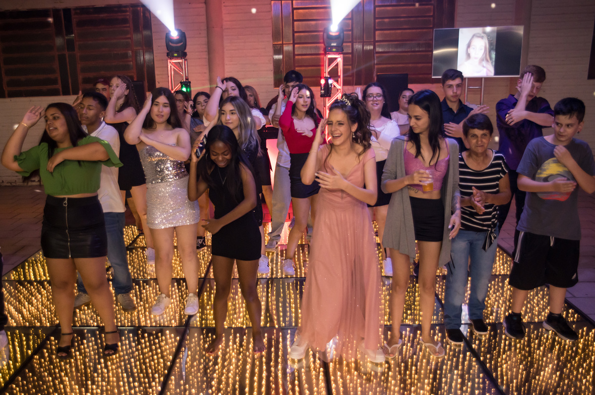 balada com os amigos na festa de 15 anos