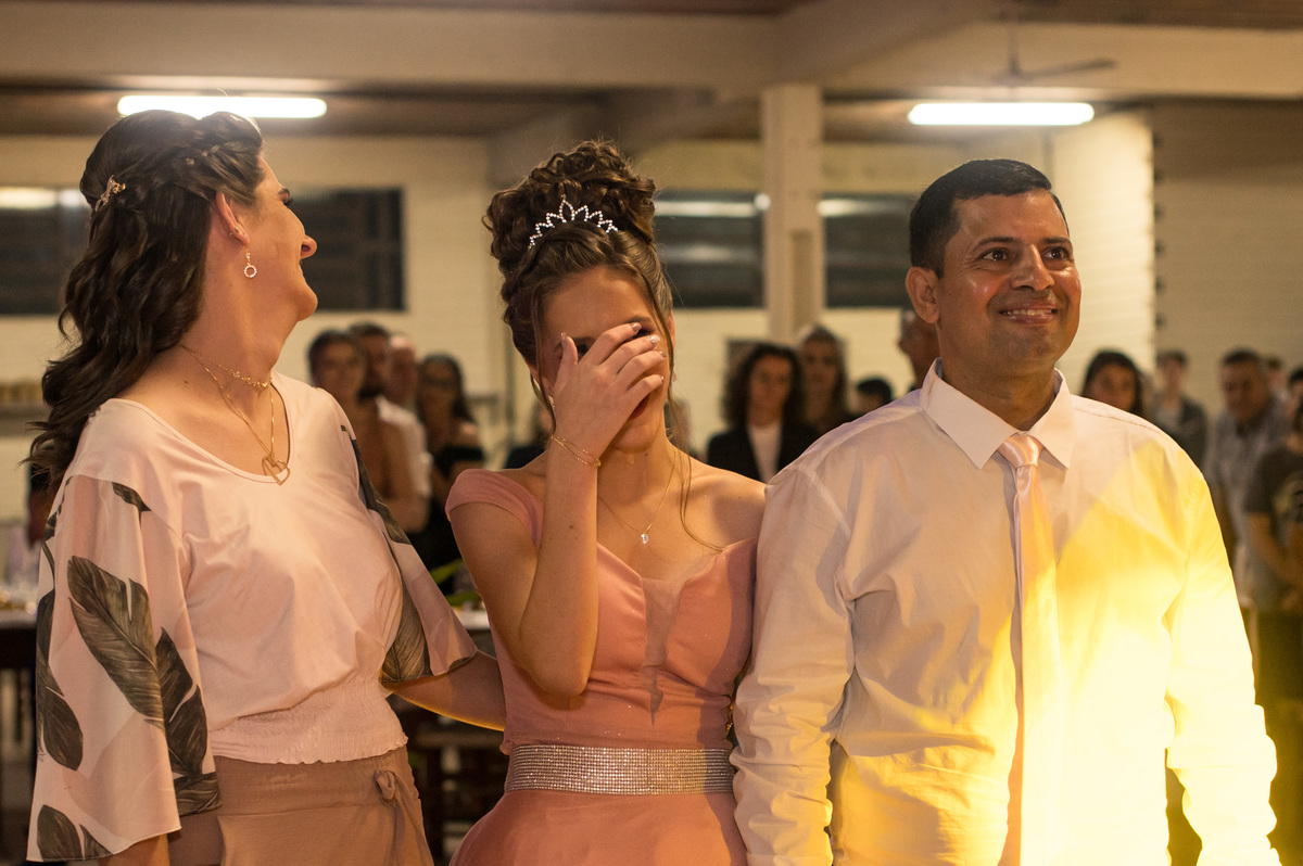 debutante rindo da homenagem