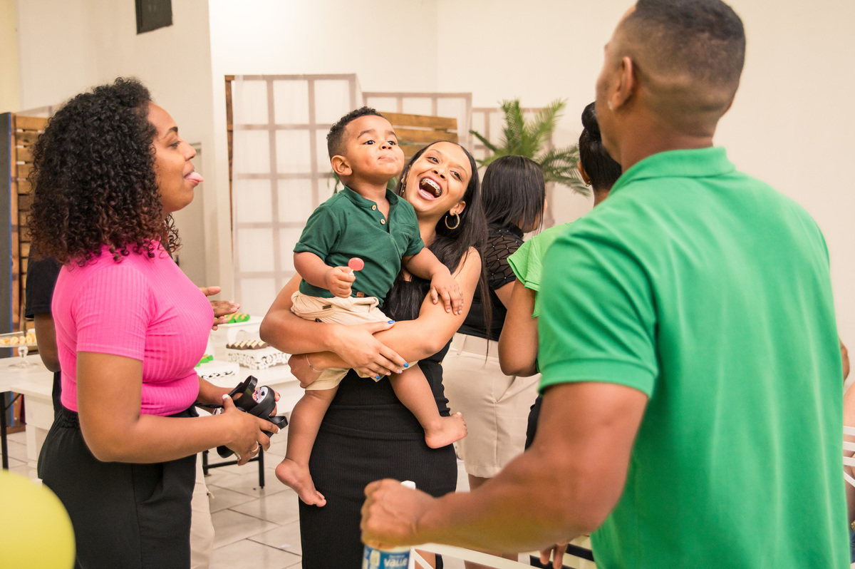 festa de aniversário infantil - criança mostrando a língua