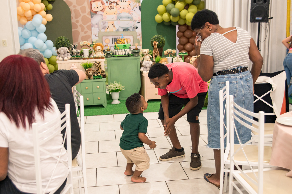 festa de aniversário infantil - criança feliz com a chegada de convidado