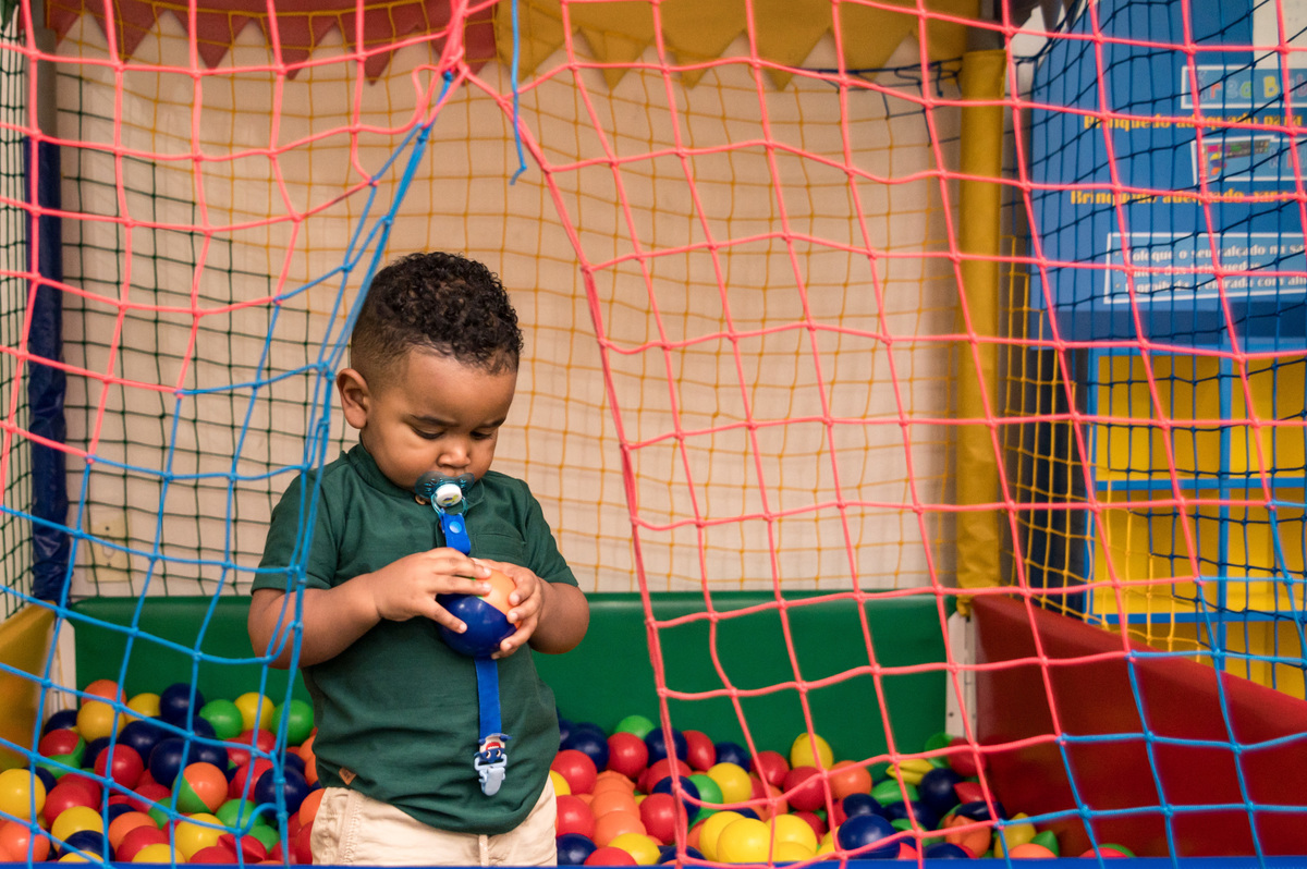 festa de aniversário infantil criança brincando na piscina de bolinhas