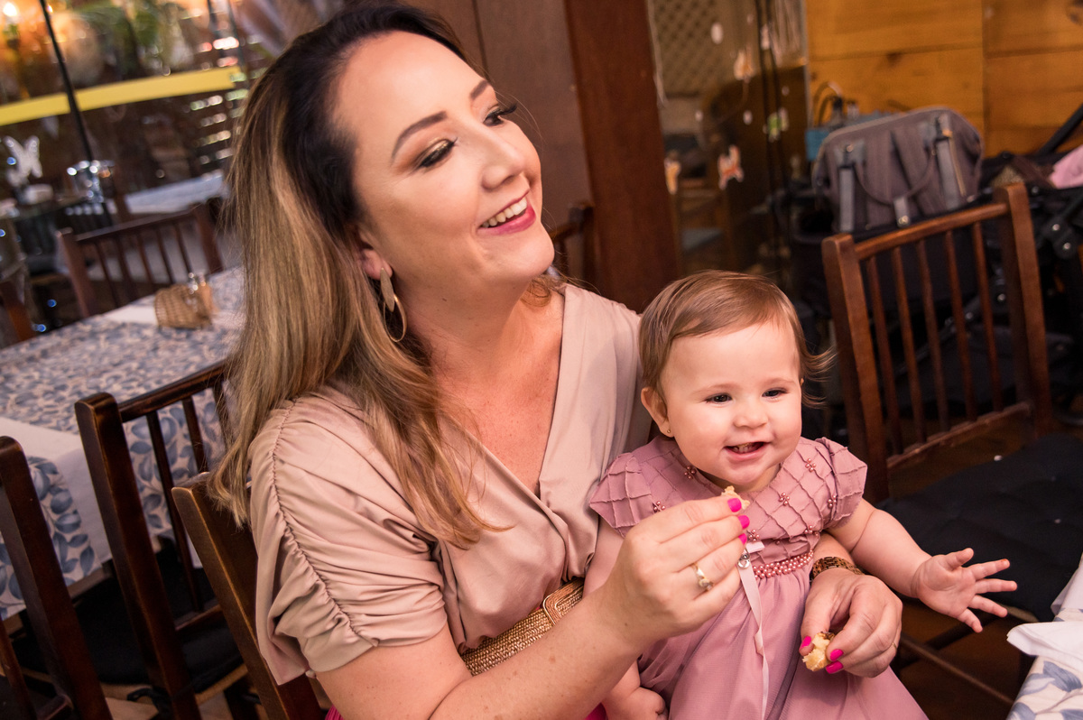 Aniversário de um aninho no Choppão Haus - criança sorrindo no colo da mãe