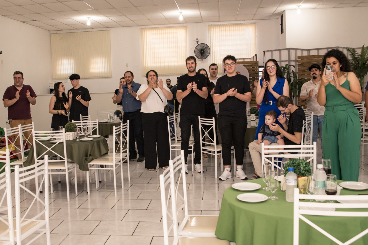 foto de aniversário, convidados cantando parabéns