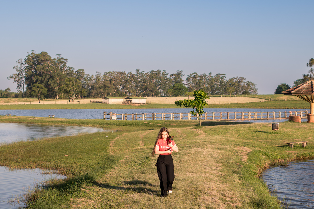 Ensaio externo de 15 anos no Gabardo pesque e pague com a pet de estimação da família