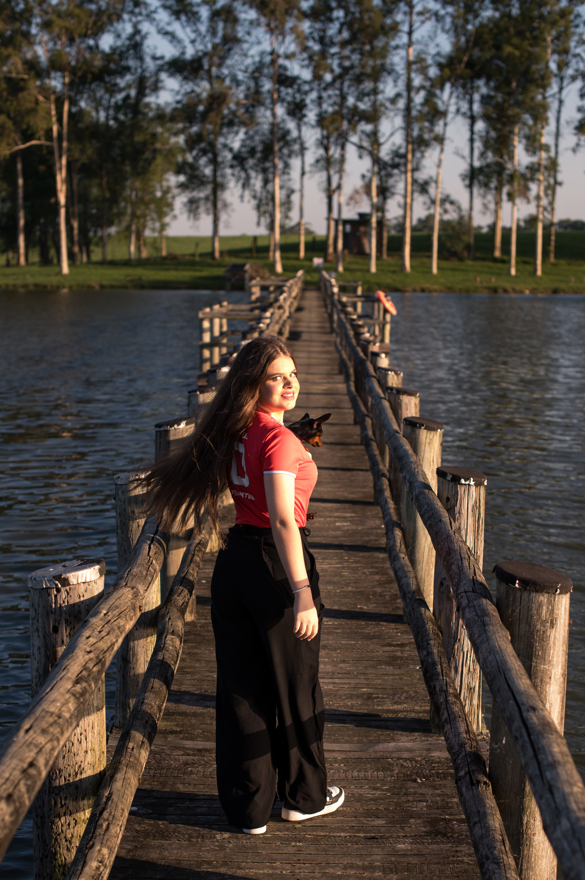 Ensaio externo de 15 anos no Gabardo pesque e pague com a pet de estimação da família