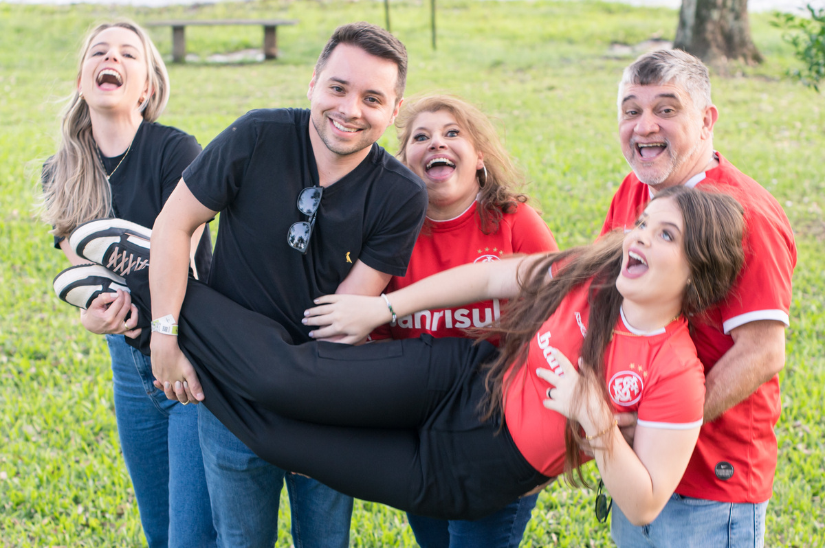 Ensaio externo de 15 anos no Gabardo pesque e pague foto divertida com a família