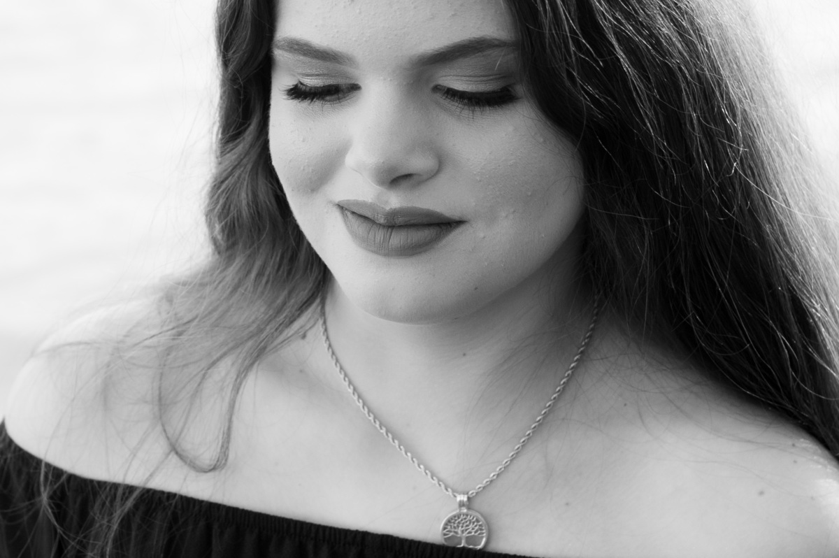 foto em preto e branco de ensaio externo de 15 anos no Gabardo pesque e pague