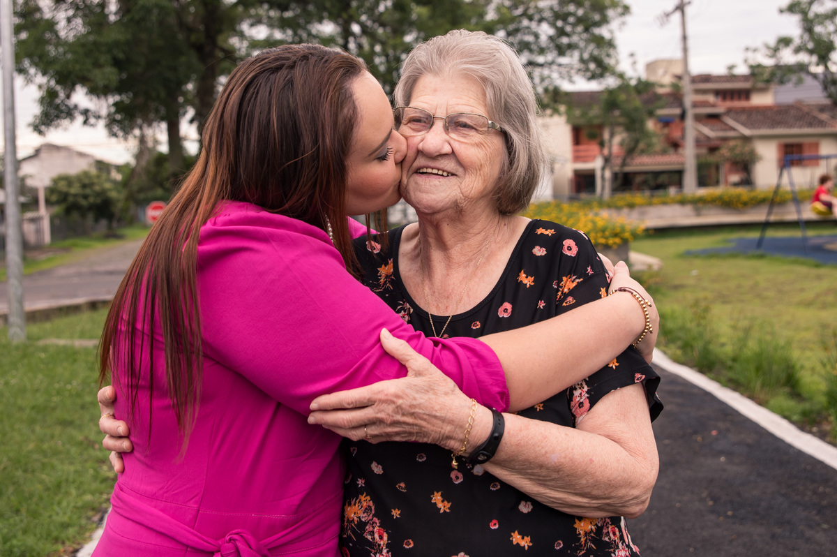 Ensaio de família no parque centenário em Montenegro - vó e neta trocando carinho