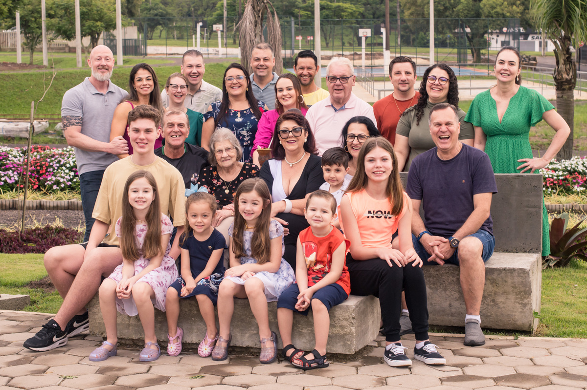 Ensaio de uma grande família no parque centenário em Montenegro