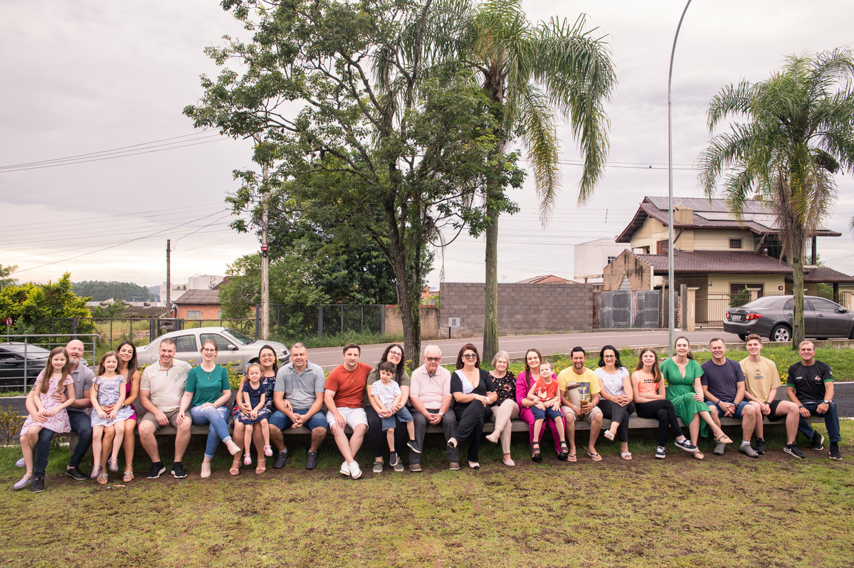 Ensaio de uma grande família no parque centenário em Montenegro