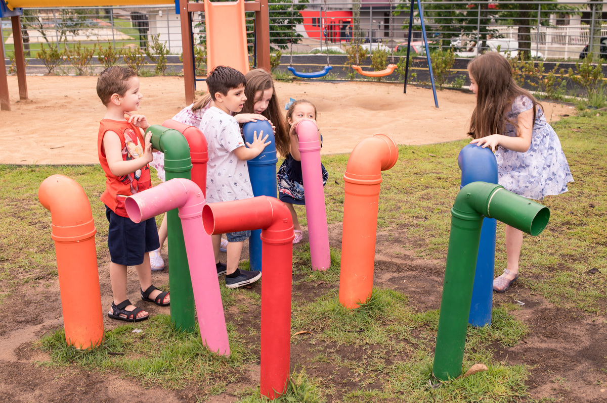 Ensaio de família no parque centenário em Montenegro - foto com as crianças brincando