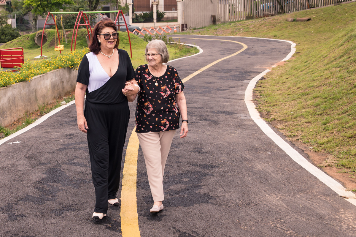 Ensaio de família no parque centenário em Montenegro, mãe e filha caminhando