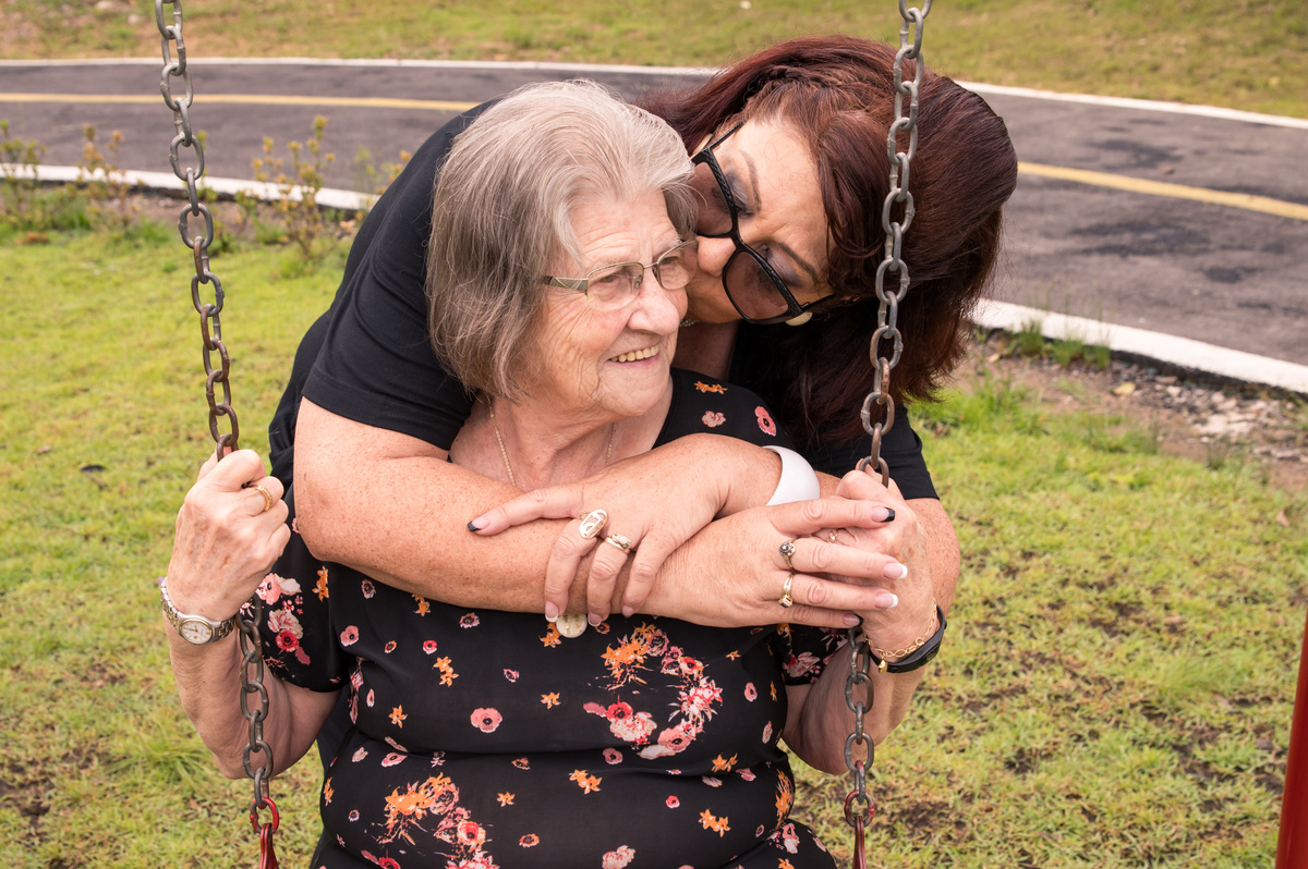 Ensaio de família no parque centenário em Montenegro - mãe e filha trocando carinho