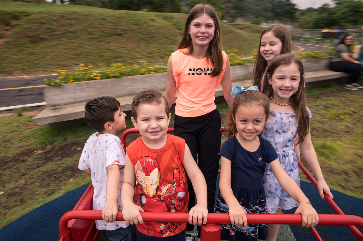 ensaio de família, crianças brincando no parque centenário em Montenegro