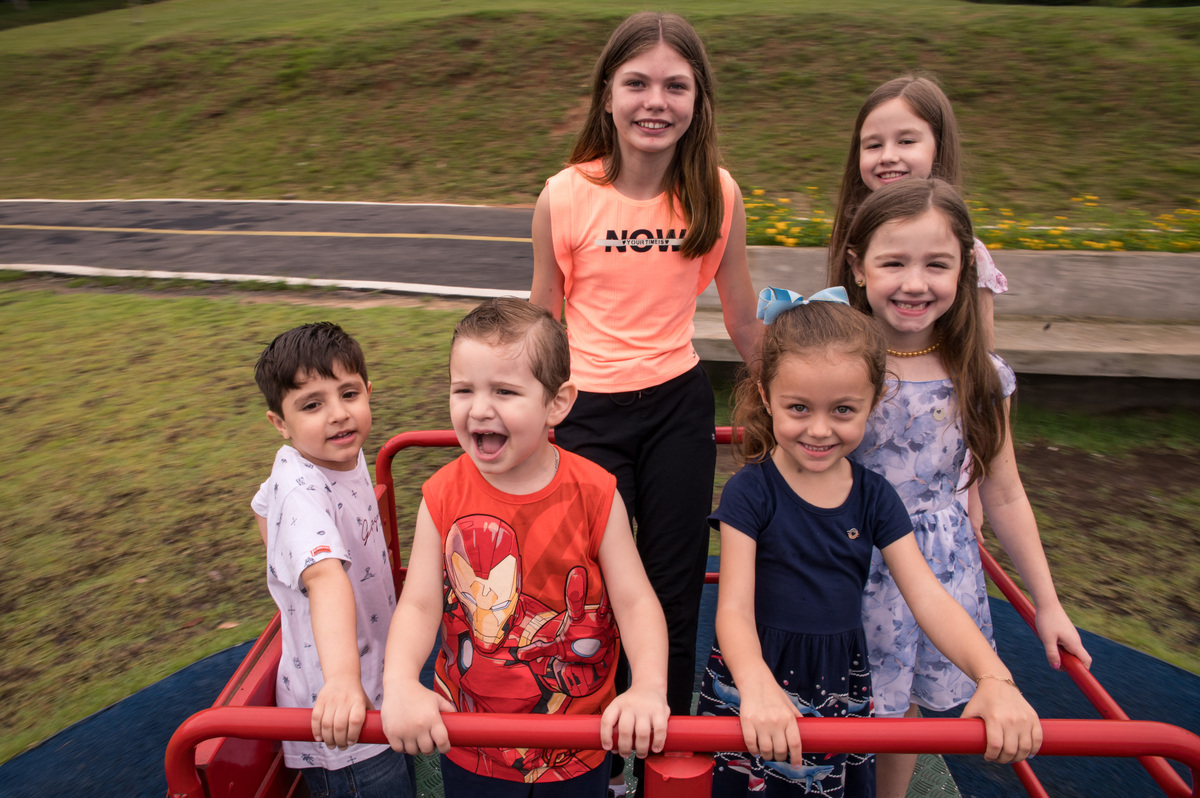 Ensaio de família, crianças brincando no parque centenário em Montenegro