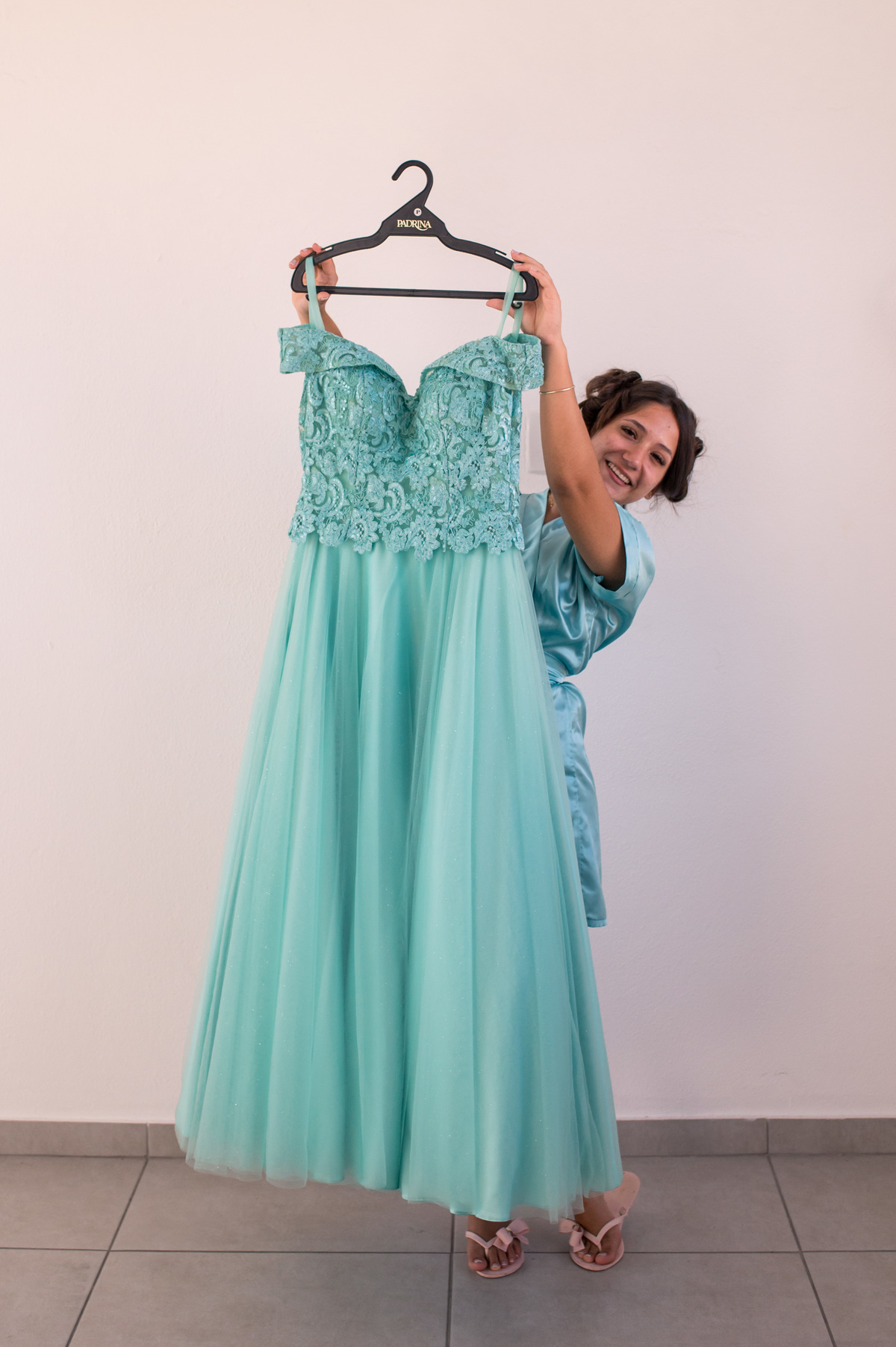 Debutante atrás do seu vestido  de 15 anos