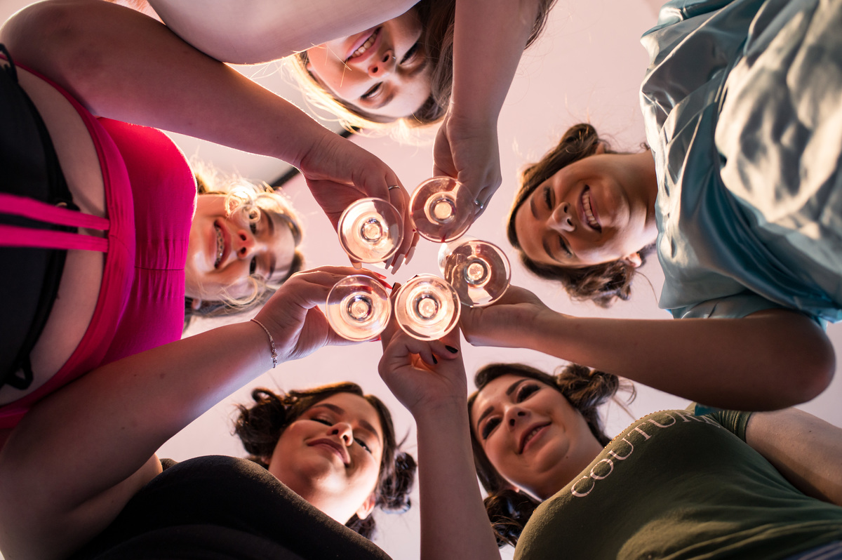 Melhores amigas brindando os 15 anos da debutante