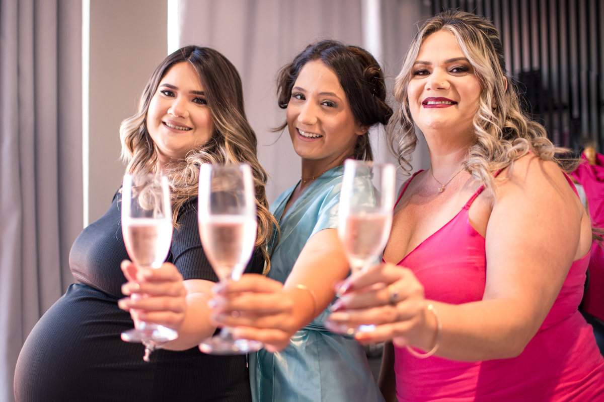 mãe e irmã brindando os 15 anos