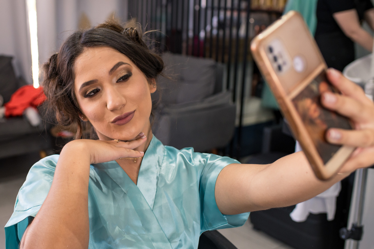 fazendo uma selfie com a maquiagem de 15 anos pronta