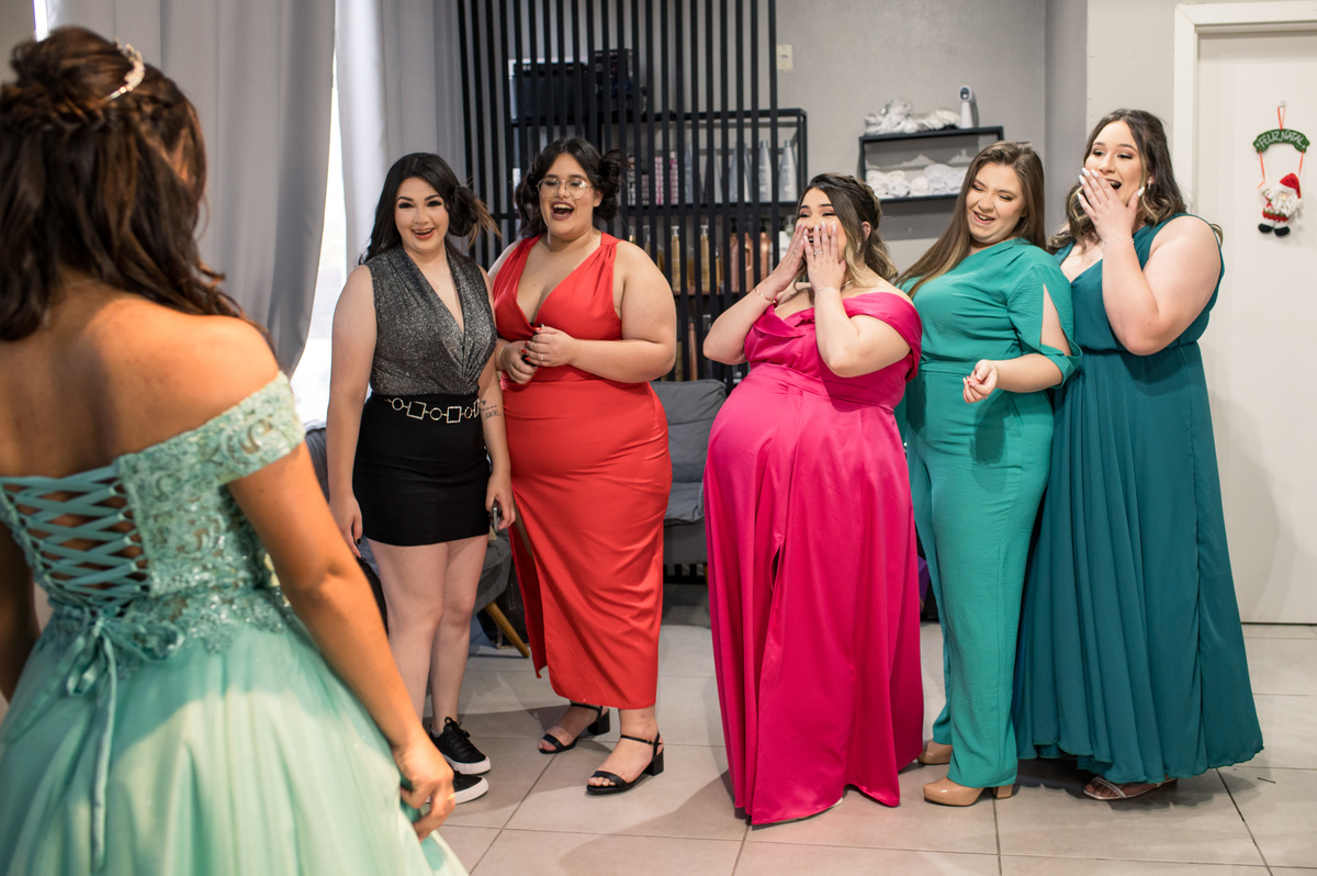 amigas vendo a debutante pronta