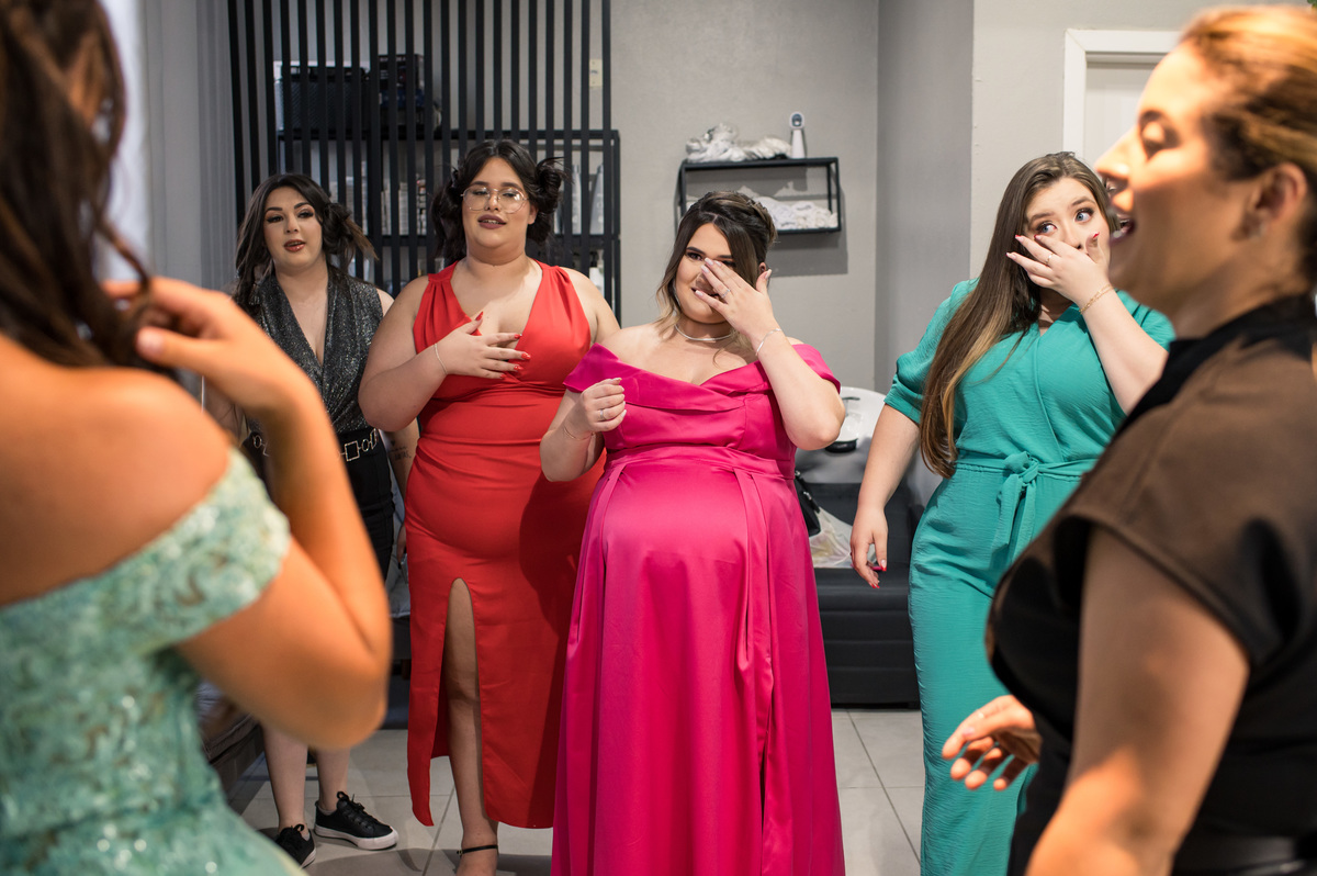 amigas se emocionando com a beleza da debutante
