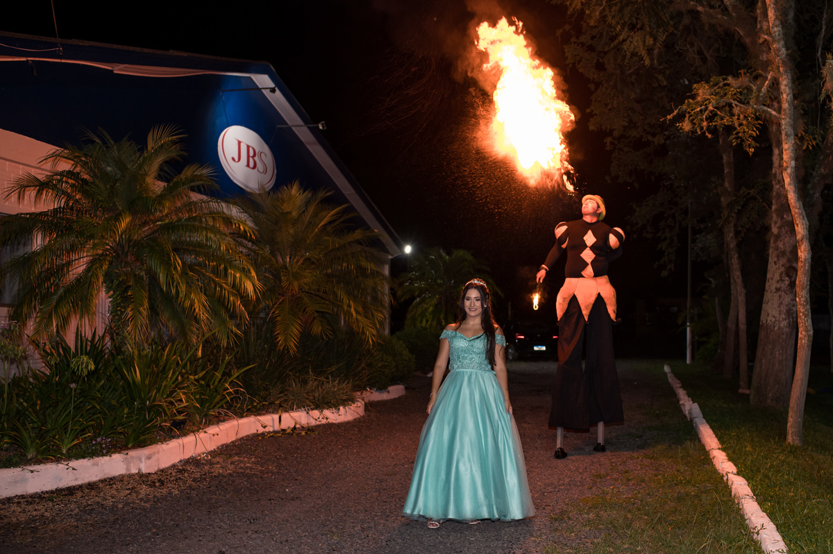 Debutante chegando na festa com cuspidor de fogo
