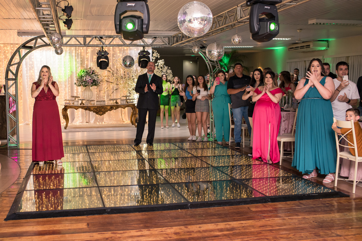 Convidados felizes na chegada da debutante