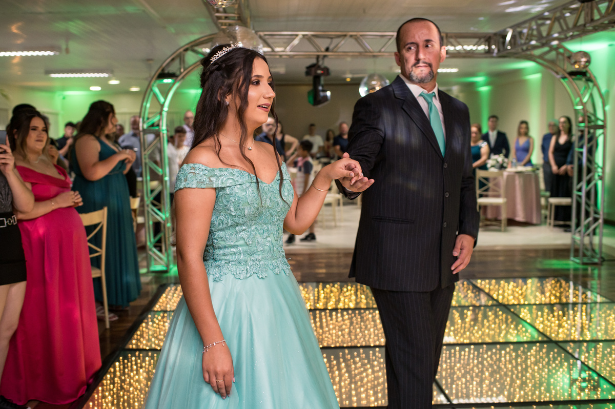 pai apresentando a debutante aos convidados