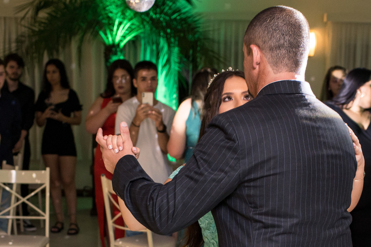 pai dançando com debutante em festa de 15 anos
