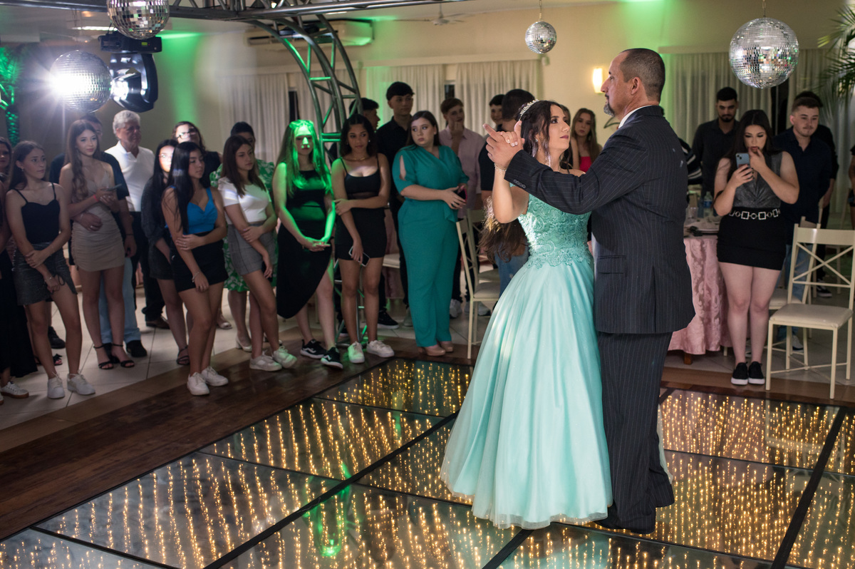 pai dançando com debutante em festa de 15 anos