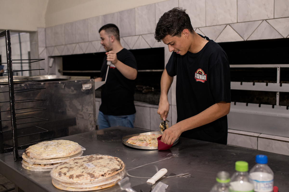 pizzas sendo feitas para a festa de 15 ano fornão pizzaria