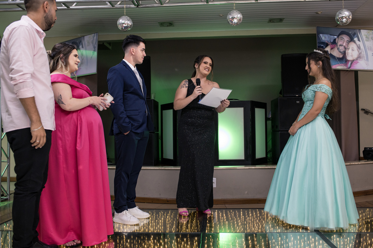 debutante recebendo homenagem emocionada de irmã em festa de 15 anos