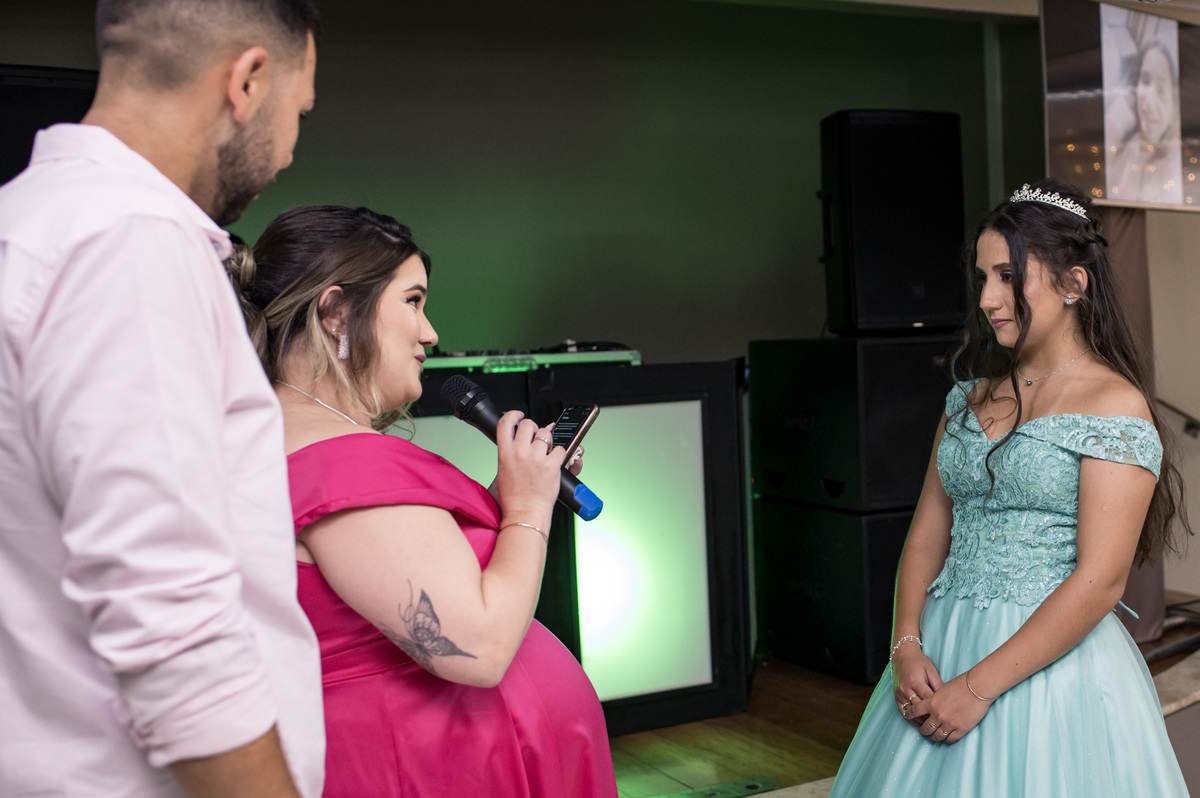 debutante recebendo homenagem em festa de 15 anos