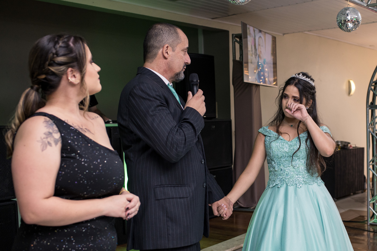 debutante recebendo homenagem emocionada do pai em festa de 15 anos