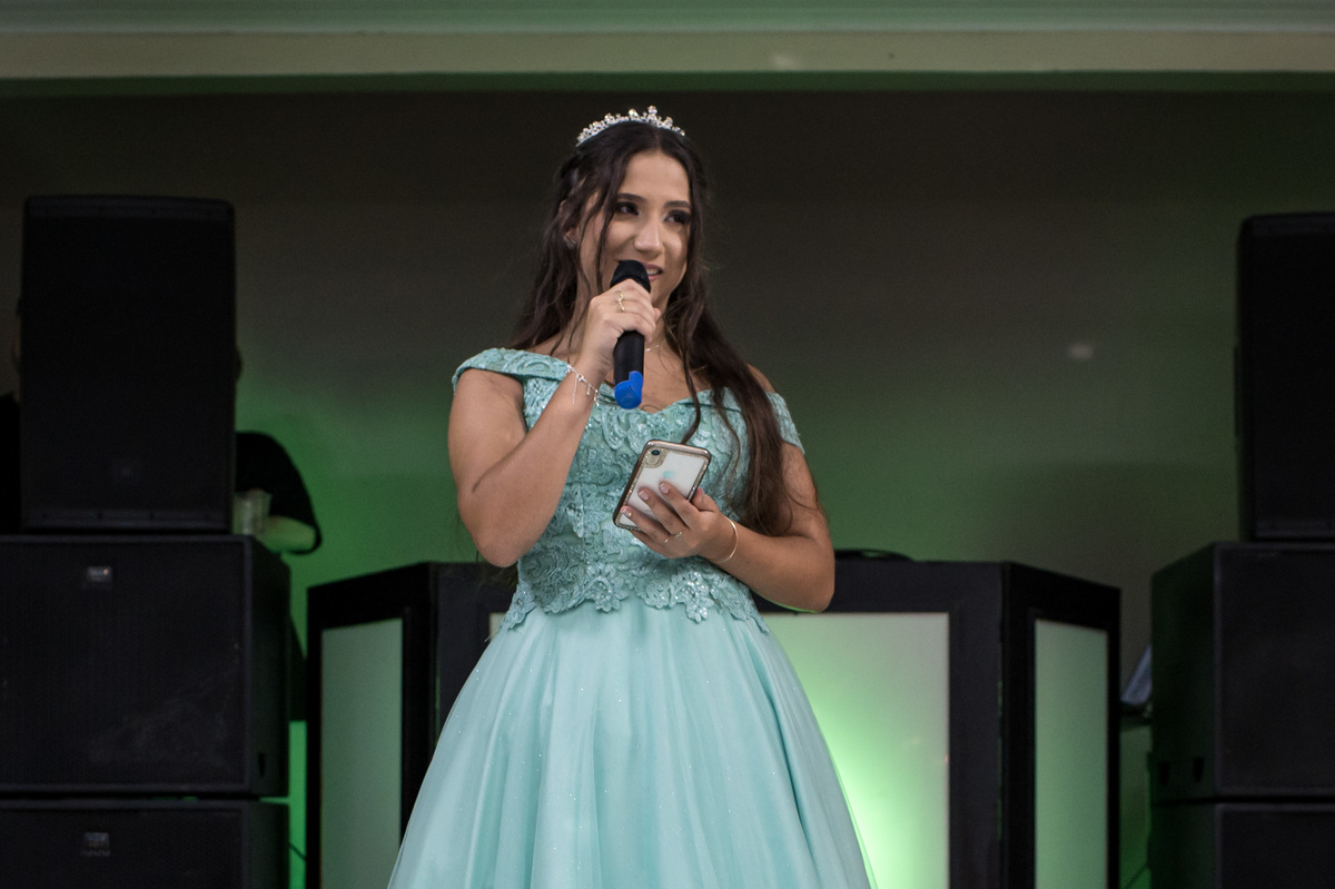 debutante fazendo agradecimentos em sua festa de 15 anos