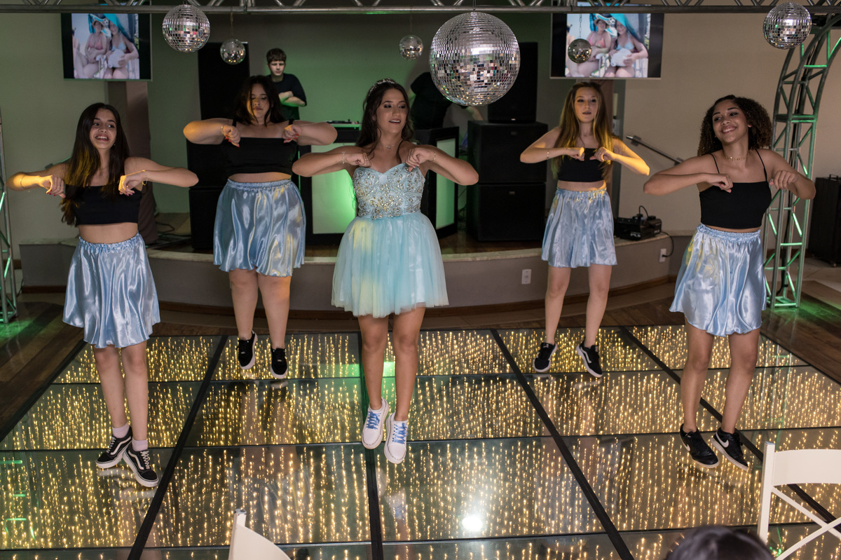 abertura de pista balada com as amigas em festa de 15 anos pista de led