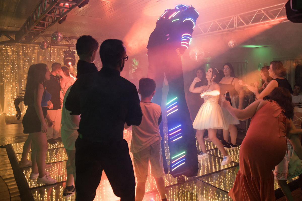 balada de 15 anos com robô perna de pau pista de led