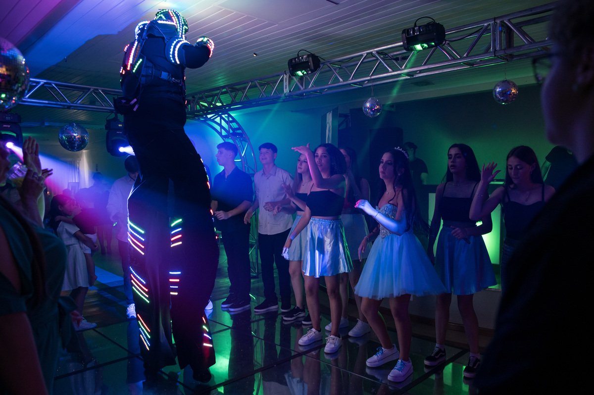 balada de 15 anos com robô perna de pau pista de led