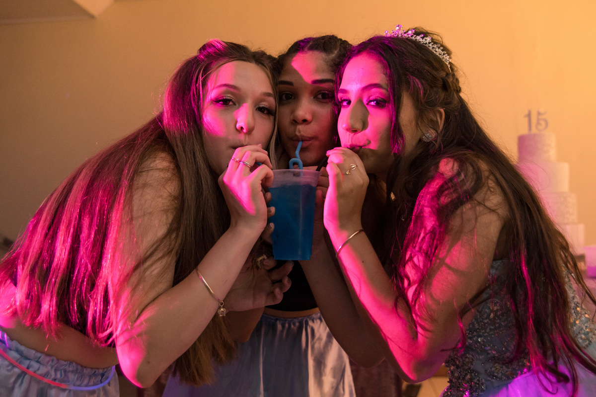 amigas tomando drink em festa de 15 anos