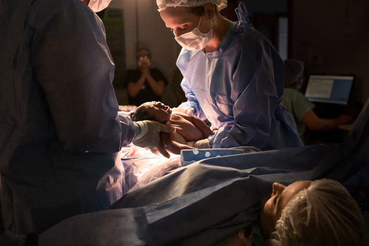 bebê recém nascido na sala de parto